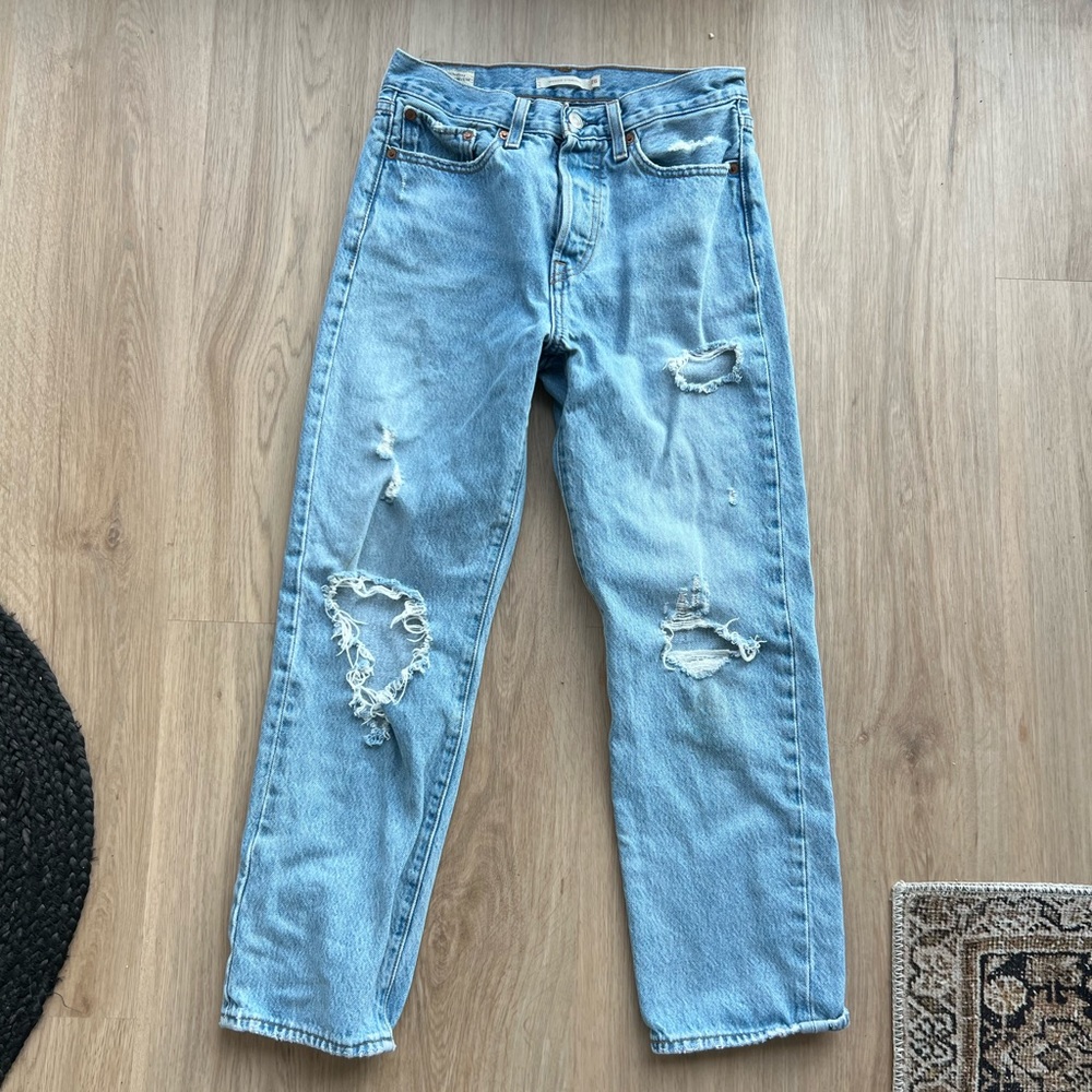 Levi wedgie straight jean sz 26 cropped light wash denim distressed